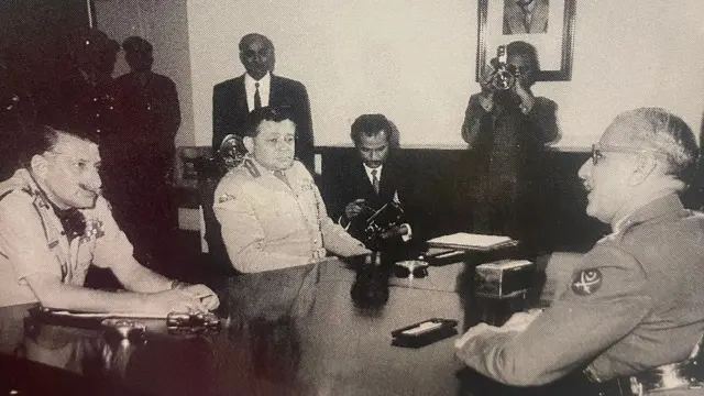 જનરલ ઇંદરજિતસિંહ ગિલ (ડાબી બાજુ બીજા) અને માણેકશૉ પાકિસ્તાની સેનાધ્યક્ષ જનરલ ટીક્કાખાંની સાથે