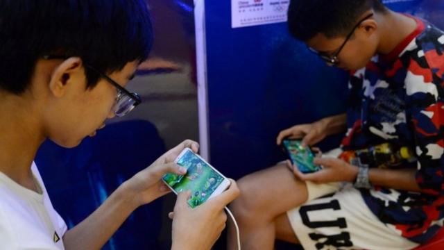 广受儿童玩家欢迎的《王者荣耀》成为中国收入最高的手机游戏。