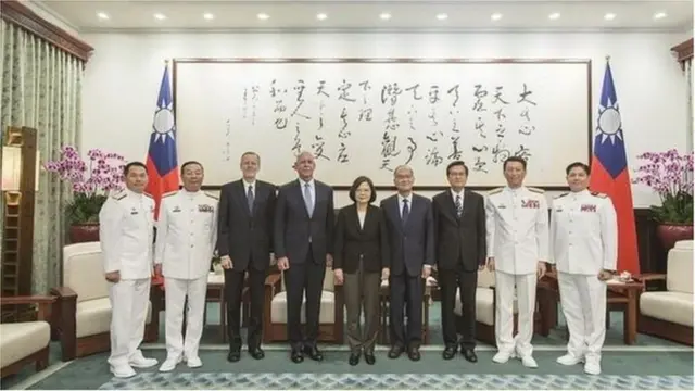Bà Thái Anh Văn tiếp Đô đốc Scott Swift (thứ tư, từ trái sang), cựu tư lệnh Hạm đội Thái Bình Dương