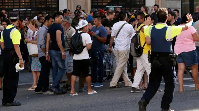 Policía pide a la gente que abandone la zona del incidente