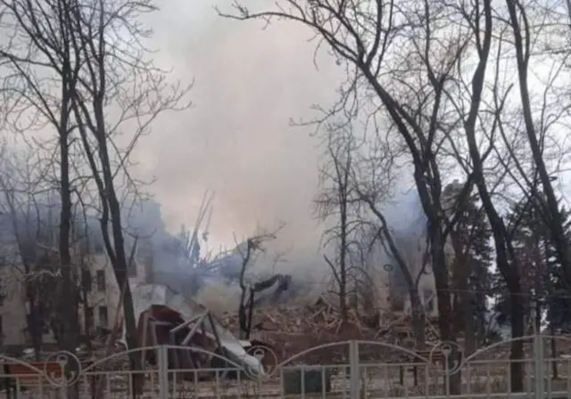Foto suministrada por el vicealcalde de la ciudad, Serhiy Orlov, que muestra los restos de un teatro bombardeado por Rusia.