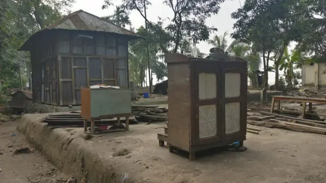 আসবাবপত্র নিয়ে নদীর কাছ থেকে দূরে সরে যাচ্ছে মানুষ