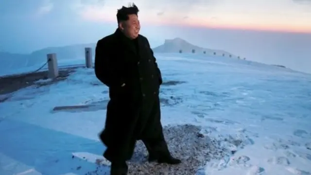 மலையுச்சியில் கிம் ஜாங்-உன் (2017-இல் எடுக்கப்பட்ட படம்)