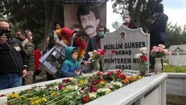 Müslüm Gürses, ölümünün 8'inci yılında, arkadaşları ve sevenleri tarafından Zincirlikuyu Mezarlığı'ndaki kabri başında anıldı