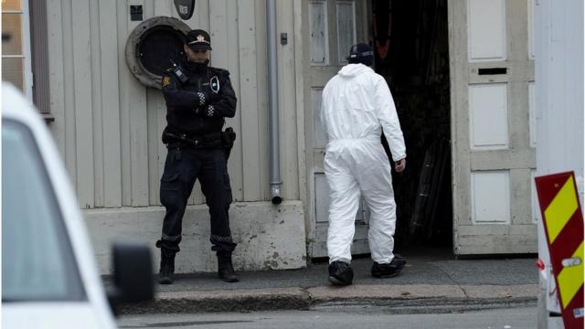 挪威康斯貝格發生致命襲擊後，一名警方偵查人員進入市中心的一棟建築物。