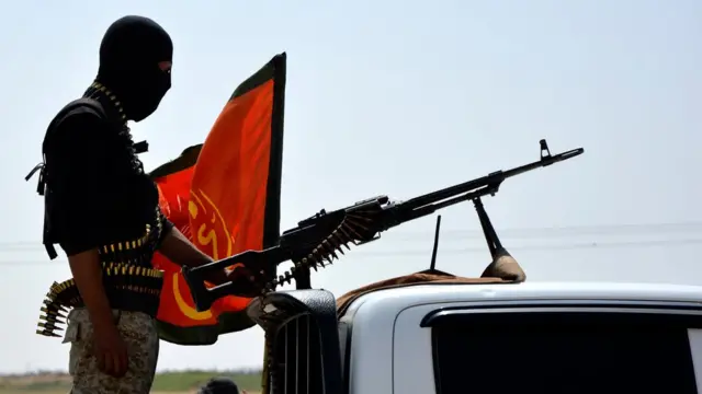 Combatiente de FSD con una metralleta