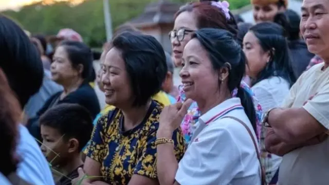 गुहेबाहेर आनंदी चेहरे