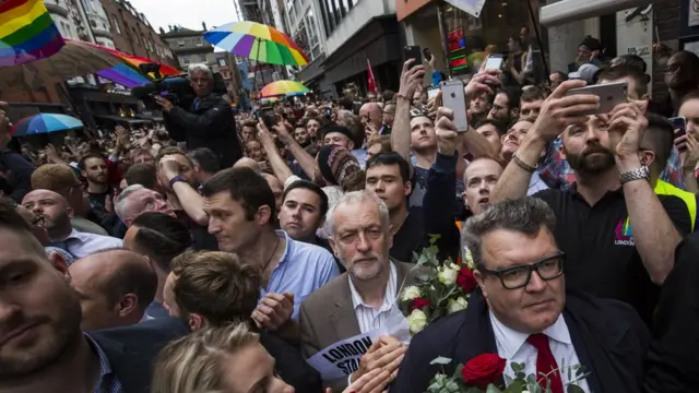 Corbyn, 2016'da ABD'nin Orlando kentinde öldürülen eşcinseller için yapılan anma etkinliğinde