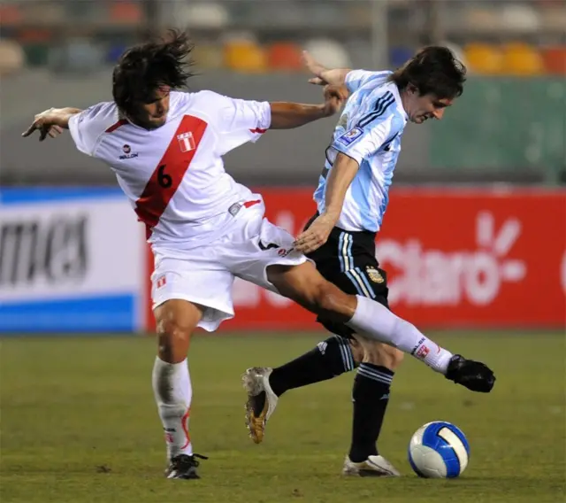 Juan Manuel Vargas y Lionel Messi en septiembre de 2018, en Lima.