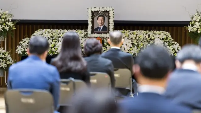 박원순 전 시장의 장례 기간 동안 추모 물결과 함께 박 시장을 성추행으로 고소한 피해자 연대 움직임 또한 확산됐다