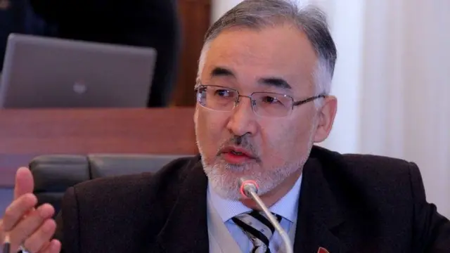 Турсунбай Бакир уулу президенттикке талапкерлигин коюу боюнча рекордсмен десек болот. Быйыл жетинчи ирет президенттик шайлоого катышуу үчүн БШКга арызын берди