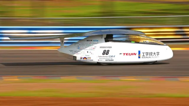 దూసుకుపోతున్న ఒక సోలార్ కారు