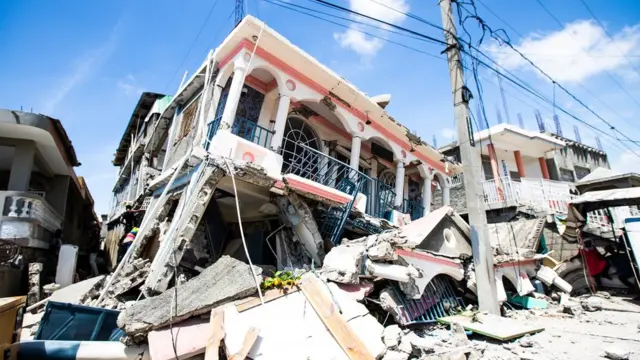 Edifício destruído por terremoto no Haiti