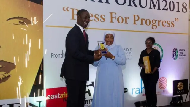 Sista Flora alitunuikiwa tuzo ya mwanamke mwenye mafanikio kwa mwaka 2018