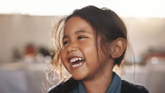 मुस्कुराती हुई बच्ची