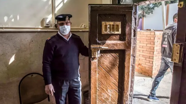 شرطي يفتح بوابة سجن القناطر للنساء في 27 ديسمبر/كانون أول 2020