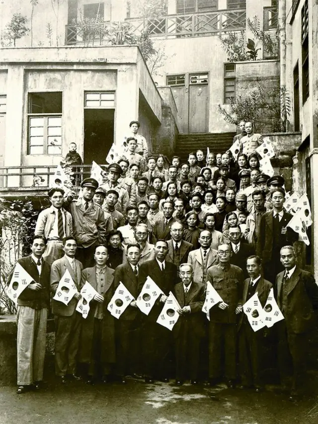 충칭 대한민국 임시정부 앞에서 김구와 독립운동가