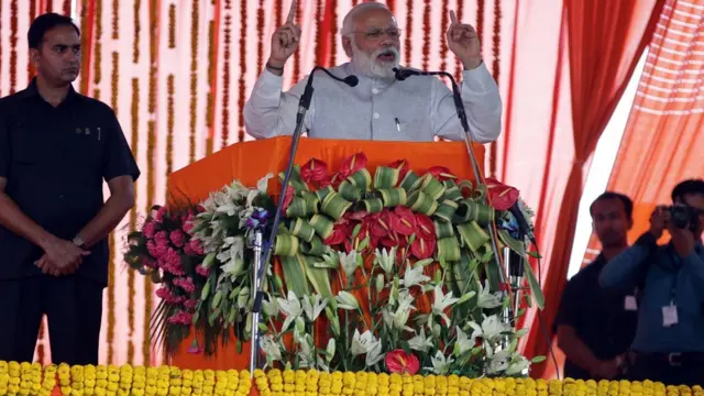 जम्मू में सुरंग का उद्घाटन करने के बाद जनसभा को संबोधित करते प्रधानमंत्री नरेंद्र मोदी.