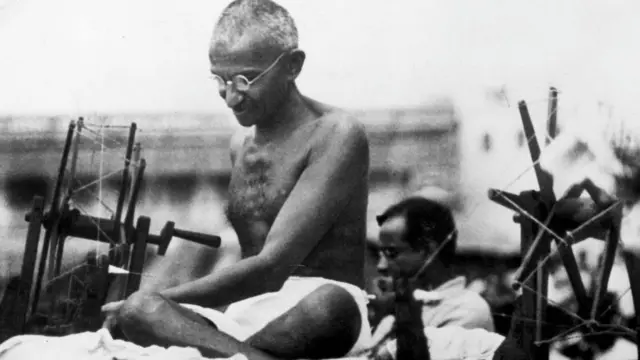 ચરખો કાંતતાં ગાંધીજી