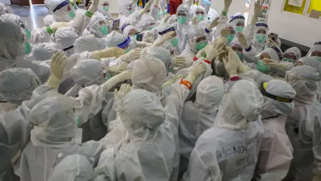 Sejumlah tenaga kesehatan bersiap sebelum melakukan perawatan terhadap pasien COVID-19, di Rumah Sakit Darurat (RSD) Wisma Atlet, Jakarta, Jumat (22/01). Jumlah tenaga kesehatan di RSD Wisma Atlet saat ini sebanyak 2.653 orang dan merawat 4.935 pasien COVID-19 per Jumat (22/01).