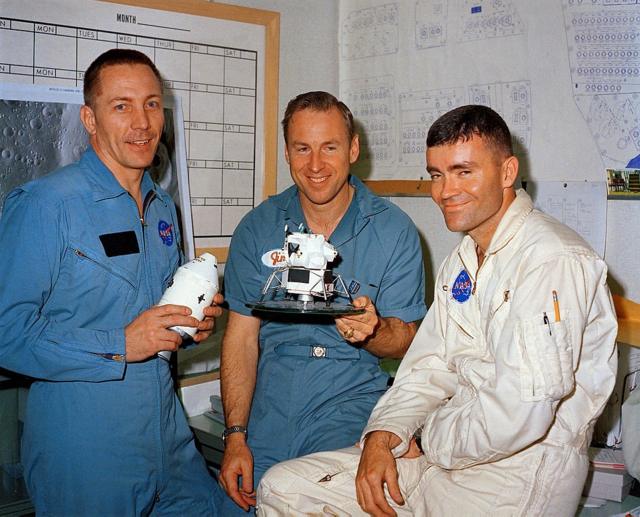 El piloto del módulo de mando Jack Swigert, el comandante de la misión Jim Lovell y el piloto del módulo lunar Fred Haise el día anterior al lanzamiento.