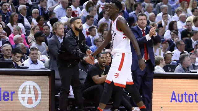 Le rappeur Drake, ambassadeur des Raptors de Toronto, saluant Pascal Siakam.