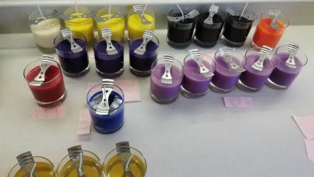 أقامت بولا استوديو لصناعة الشموع في المنزل