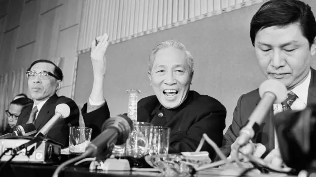 Ông Lê Đức Thọ (giữa)