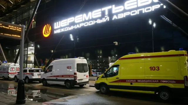 К Шереметьево приехало много машин Скорой помощи