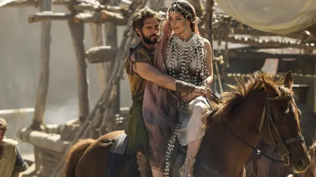 The picture shows Helen (Bella Dayne) and Paris (Louis Hunter) in Troy: Fall of a City
