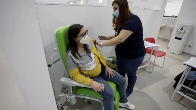 Беременная женщина получает прививку от коронавируса