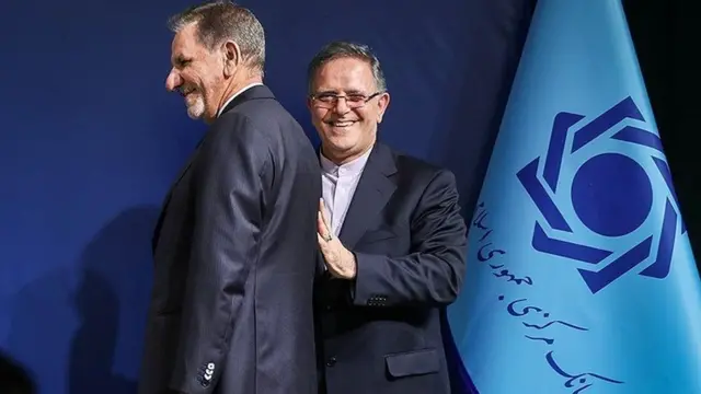 اسحاق جهانگیری معاول اول رئیس جمهور در مراسم تودیع ولی الله سیف اولین رئیس کل بانک مرکزی در دولت حسن روحانی