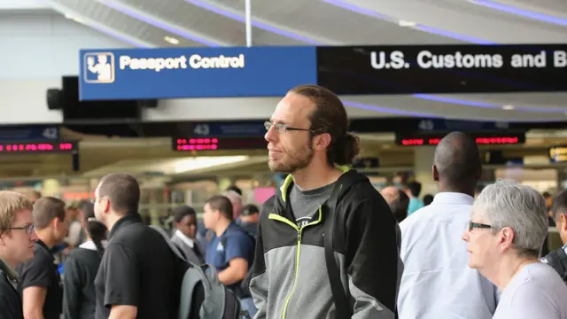 Personas en el control de migraciones en un aeropuerto en EE.UU.