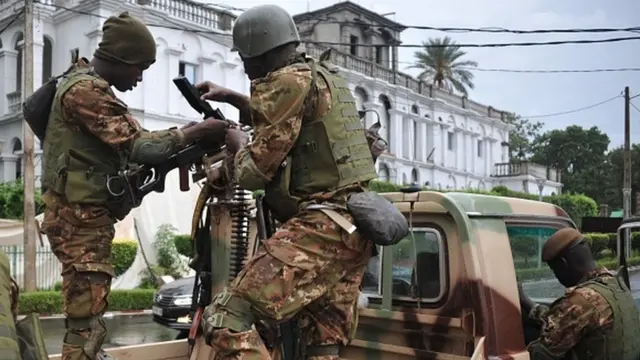 Des soldats maliens en faction aux alentours du palais présidentiel de Koulouba à Bamako