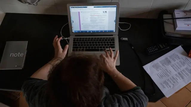 انٹرنیٹ پر ہوم ورک کی منڈی: پاکستان کے نوجوان جو دوسرے ممالک کے طلبہ کو پاس کرواتے ہیں