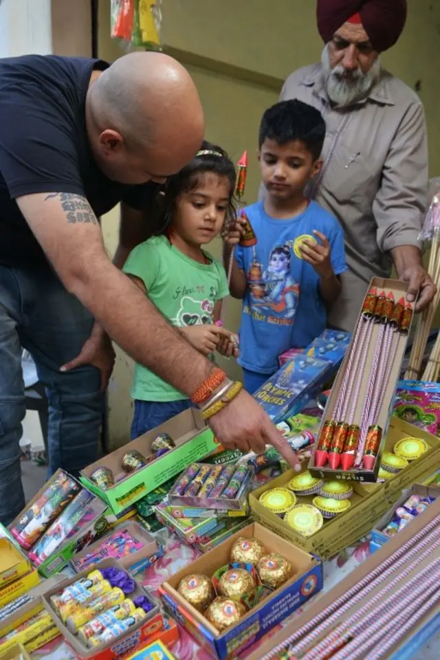 அமிர்தசரஸ் நகரில் தீபாவளிக்கு பட்டாசுகளை வாங்கும் குழந்தைகள். தலைநகர் டெல்லி மற்றும் சுற்றுவட்டாரப் பகுதிகளில் பட்டாசு விற்பனையை உச்ச நீதிமன்றம் தடை செய்துள்ளது. அதனால், எந்த அளவு மாசு குறையும் என்று தெரிந்து கொள்ள விரும்புவதாக உச்ச நீதிமன்றம் கூறியுள்ளது.