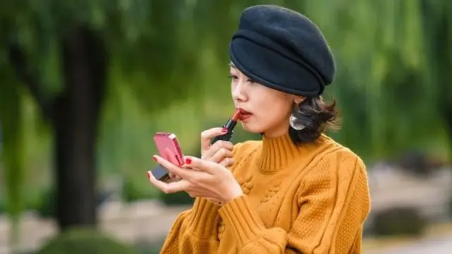 ऑफिस में महिलाओं के लिए कैसे कपड़े ठीक हैं