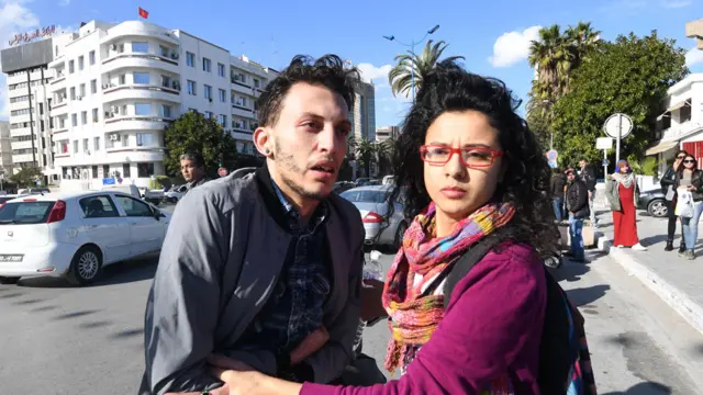 Bouhdid Belhedi recibe ayuda tras un enfrentamiento con la policía, luego de una protesta.