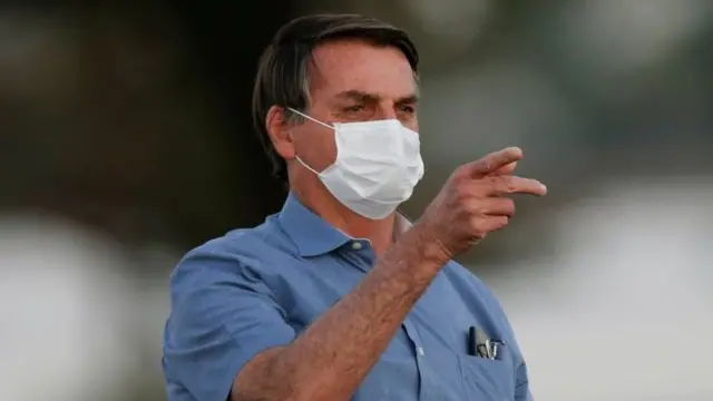 Bolsonaro con mascarilla