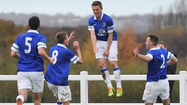 قبل از ۱۸ سالگی و درگیری با مشکلات ناشی از الکل و مواد مخدر گرین (مرکز عکس) با وین رونی مقایسه می‌شد.