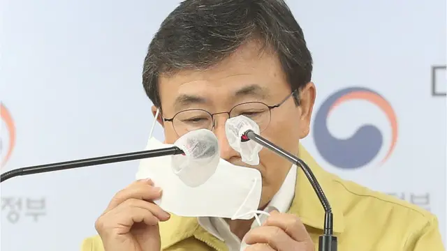 1일 정부서울청사에서 코로나19 대응 브리핑에 앞서 마스크를 벗는 권덕철 중앙재난안전대책본부 1차장