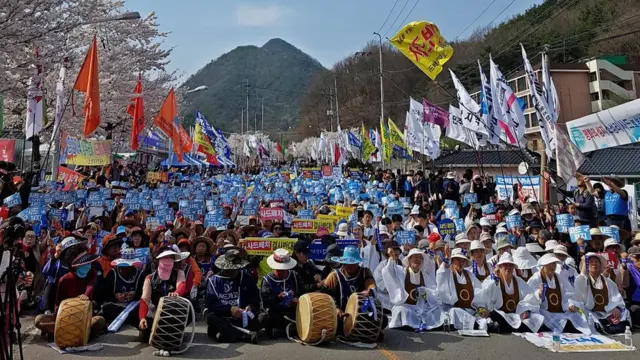 تظاهرات مخالفان