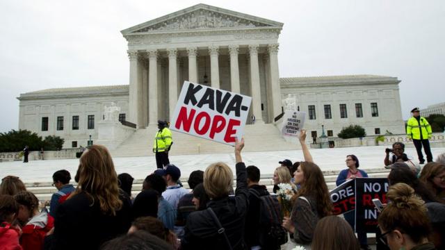 示威者在美国最高法院大楼外高举标语，要求参议院不要通过任命卡瓦诺为最高法院大法官。