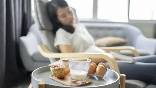 Une femme avec un repas servi