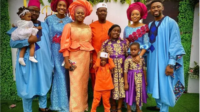 Bayii ni awọn ẹgbọn iyawo, idile wọn, ati ọmọ Alufaa ijọ Redeem, Leke Adeboye ṣe ro dẹdẹ fun ayẹyẹ naa