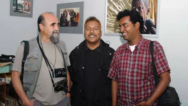 আব্বাসের সঙ্গে বাংলাদেশি ফটোগ্রাফার শোয়েব ফারুকী এবং তাঁর এক বন্ধু। ছবিটা তাঁর প্রতিষ্ঠান ফটোব্যাংক গ্যালারীতে তোলা।