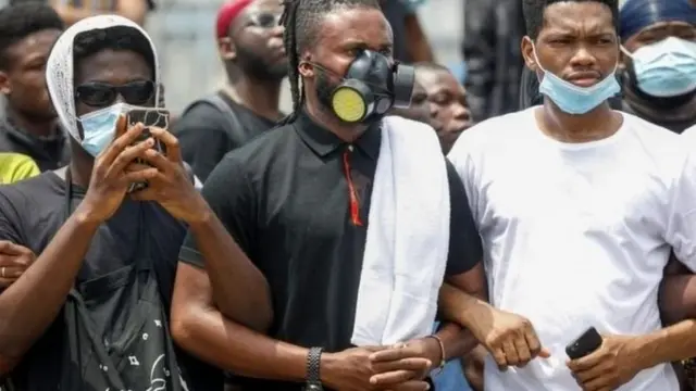 আন্দোলনকারীরা সার্সের বিরুদ্ধে নির্যাতন ও বিচার বহির্ভূত হত্যাকাণ্ডের অভিযোগ তুলেছেন।