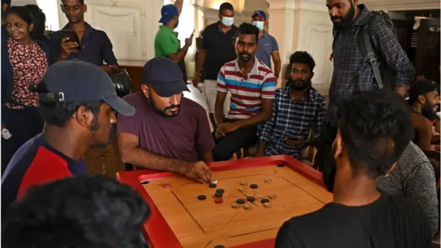 સરકારવિરોધી પ્રદર્શનમાં વડા પ્રધાનના આવાસને કબજામાં લઈને પ્રદર્શનકારીઓ કૅરમ રમતાં પણ જોવા મળ્યા હતા.