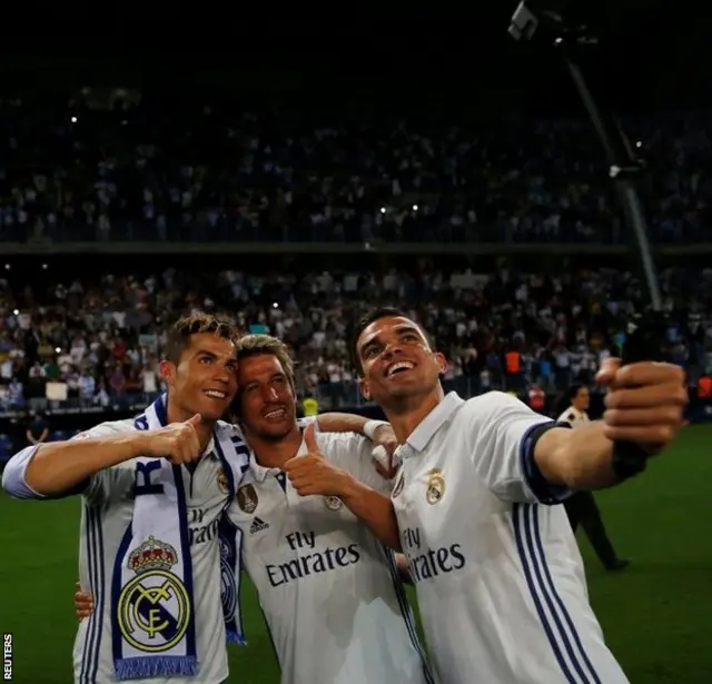 Cristiano Ronaldo, Fabio Coentrao and Pepe ayaa sawir wadagalay kaddib ciyaarta