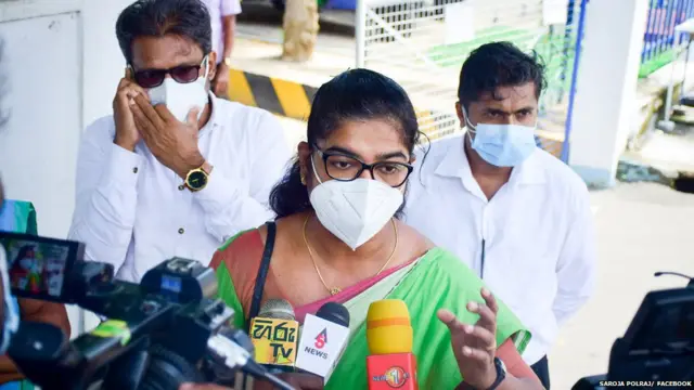 නිදහස්ව පැමිණි සරෝජා පෝල්රාජ් මාධ්‍ය අමතා අදහස් දක්වමින්